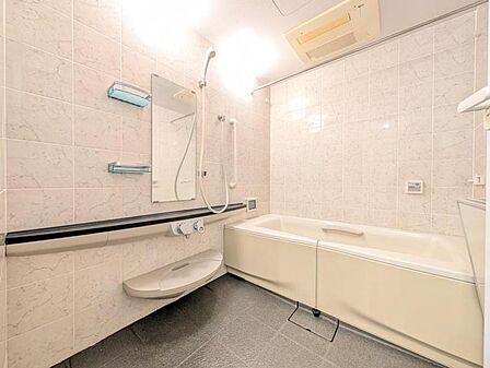 【浴室】 一日の疲れを癒してくれるバスルーム。ゆったりと浸かれるサイズで機能性とデザイン性を両立しています。疲れを癒してくれるジェットバスも完備