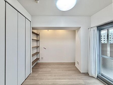 【洋室：4.2帖】リビングと隣り合う洋室。趣味の部屋にもお子様の部屋にも出来る汎用性があります。