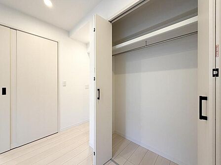 【収納】　大容量の収納が各部屋にあるから、生活感をスッキリ隠せる。来客時も慌てず、日常も気持ちよく。空間に余白があると心にも余裕が生まれます。