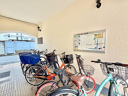 【駐輪場】　屋根付きの駐輪場は雨の日などにとても重宝します