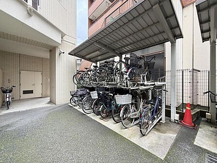 落ち着いた色合いの内装で、居心地の良い空間を演出。