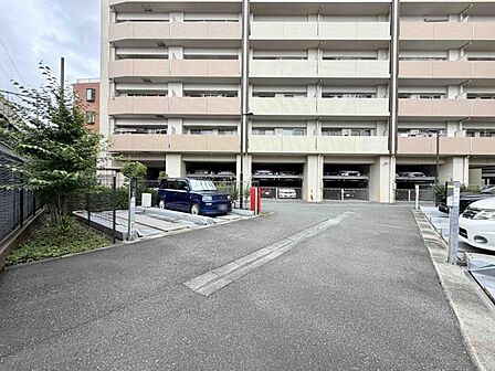 【駐車場】管理が行き届いた機械式の駐車場。防犯面でも安心できそうです