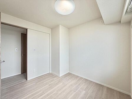 【洋室:4.3帖】。一新された内装で、新生活のスタートを。