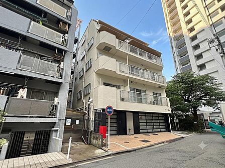 【外観】周囲の街並みと調和する落ち着いた色調。