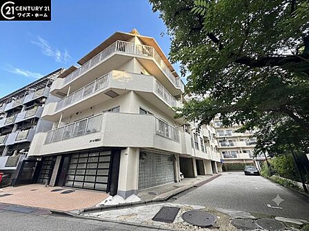 【外観】青空に映える重厚な佇まい。