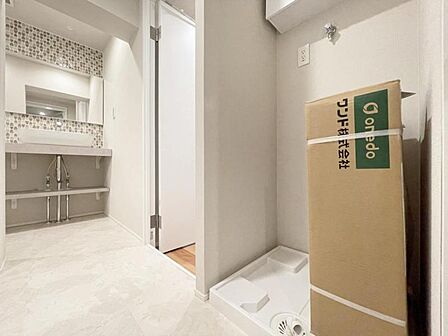 【洗面所】　大型ドラム式洗濯機も設置可能なランドリースペース。