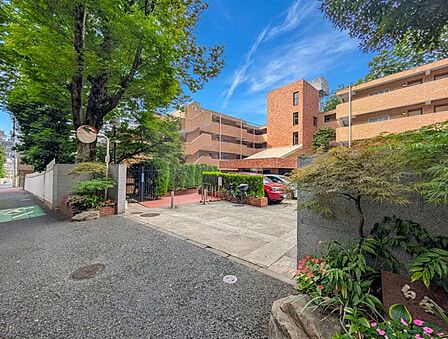 【外観】　豊かな植栽に包まれたエントランスアプローチ。緑が導く我が家への道。