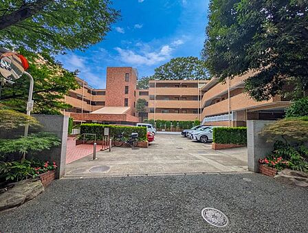 【外観】　都心にありながら閑静な住宅街で緑に囲まれた外観です。これからの上質な暮らしを想像させてくれます