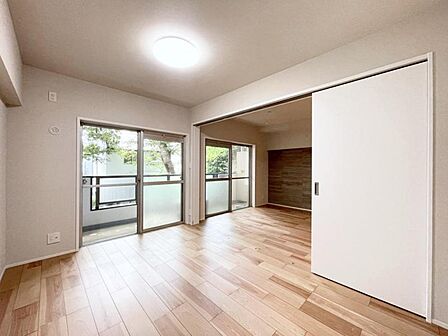 【洋室：5.8帖】リビングと隣り合う洋室。趣味の部屋にもお子様の部屋にも出来る汎用性があります。　