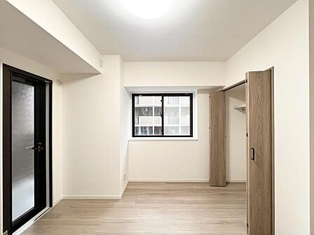 【洋室:5帖】フローリング仕様でお手入れもしやすいお部屋です。