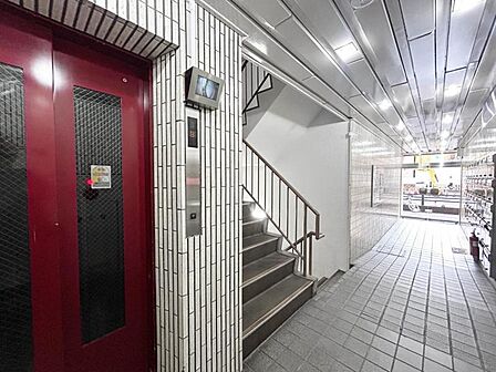優雅さも感じられる重厚で高級感のあるエントランスです。