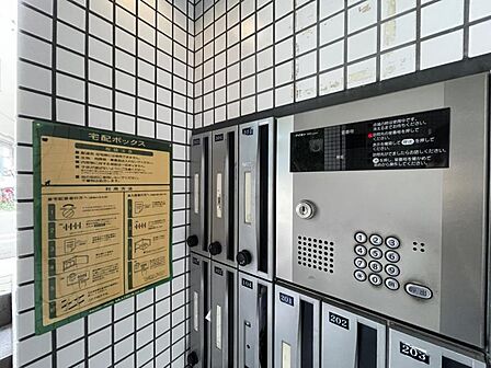 【エントランス】留守中でも荷物を受け取れる宅配ボックス付きです。
