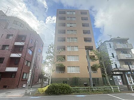 落ち着いた色合いで、周囲の街並みに馴染む外観です。