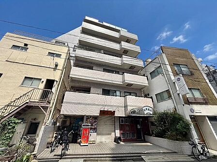 【外観】周囲の街並みと調和する落ち着いた色調。