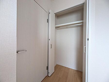【収納】大型クローゼット完備。荷物を隠してお部屋をずっと美しく。