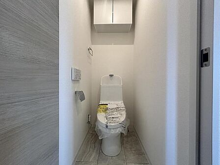 【トイレ】白を基調とした清潔感あふれる空間となっております。