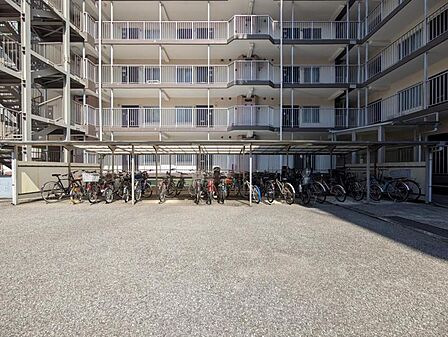 【駐輪場】雨の日も快適な屋根付き駐輪場を完備。住まう人の動線に配慮した設計。