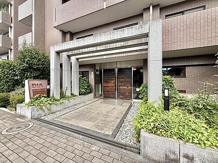 【エントランス】豊かな植栽に包まれたエントランスアプローチ。緑が導く我が家への道。