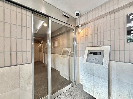 【エントランス】オートロック、防犯カメラ付きのマンションです