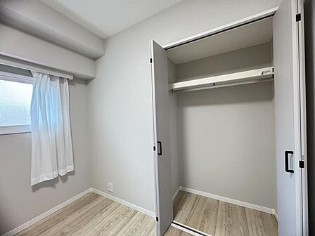 使い勝手の良い収納が豊富で、物が多くてもスッキリ片付けられます。