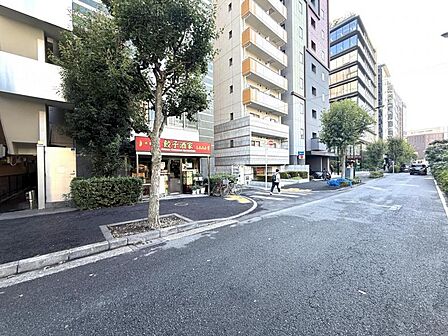 【エントランス】幅員にゆとりある前面道路。視界が広がり、確かな開放感があります。
