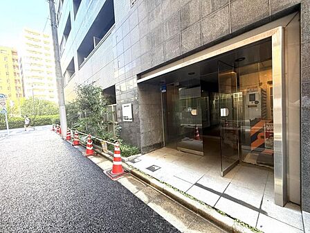 【エントランス】住まいへと続く落ち着いた導入空間。