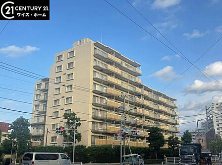 【外観】　青空に映える重厚な佇まい。都心の喧騒を忘れさせる端正な外観。