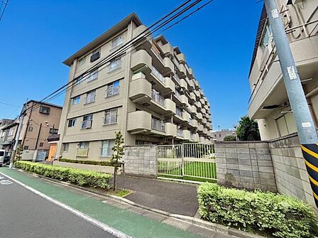【外観】圧迫感がなく街並みに馴染む落ち着いた佇まい。