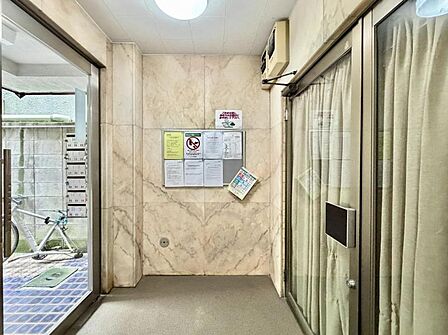 【エントランス】清潔感のある明るいエントランスが、毎日の帰宅を心地よく迎えてくれます。