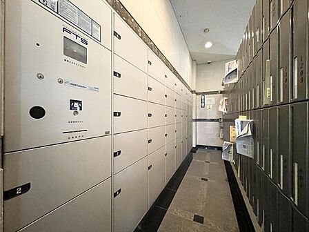 【エントランス】不在がちな方にも嬉しい宅配ボックス付きです