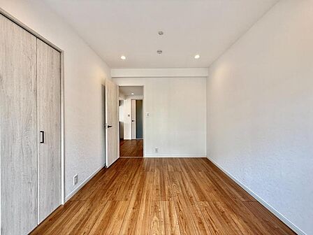 【洋室:6帖】明るく落ち着いた雰囲気のお部屋です。