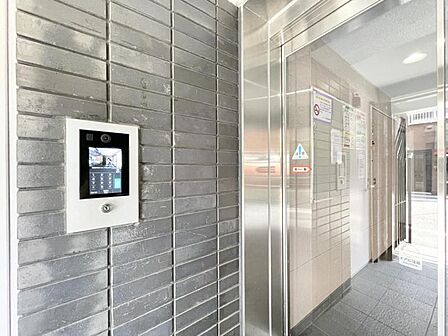 【オートロック】オートロック完備の安心感。住まう人の安全を第一に考えた設計。
