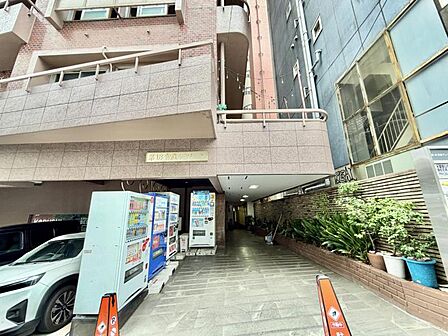【エントランス】落ち着いた石貼りの意匠。日常を非日常へと変える洗練された空間。