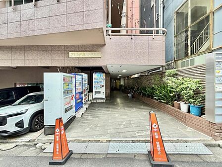 【エントランス】住む人や訪れる人を室内へと優しくエスコートします。