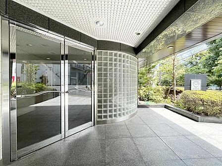 【エントランス】開放感があり明るいマンションの顔