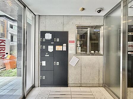 【宅配ボックス】不在時も安心の宅配ボックス。忙しい現代の暮らしに寄り添う設備。