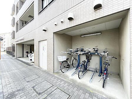 【駐輪場】建物内に整理された駐輪場があり、愛車の保管に便利。