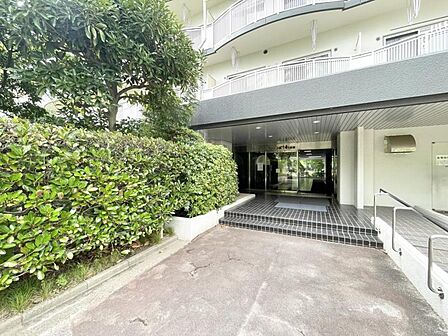 【エントランス】 しっかりと管理が行き届き開放感があり明るいマンションの顔
