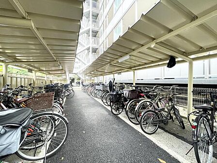 【駐輪場】 屋根付きの駐輪場は雨の日などにとても重宝します。
