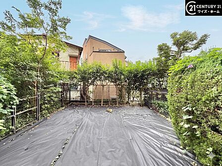 【眺望】バルコニーに出ると頬をなでる優しい風を感じることが出来ます。使用用途が多彩な専用庭付きです。