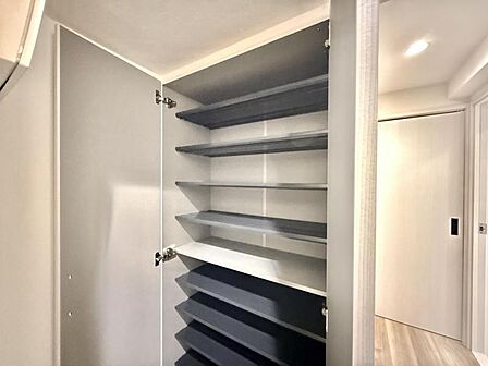 【収納】玄関には収納もたっぷりあるのでスッキリした衛生的な空間を保てそうです。