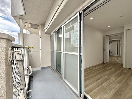 【バルコニー】心地の良い風をお部屋に取り込んでくれ、日々の生活がより豊かになります。