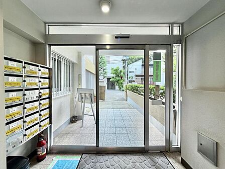 【エントランス】穏やかな雰囲気が広がる入口部分。