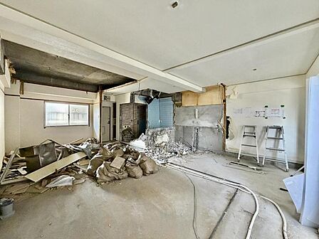 【LDK】リフォーム工事中ですが、完成後は明るく快適なLDKになる予定です。