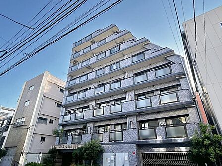 【外観】街並みに溶け込みながらも存在感を放つ外観。