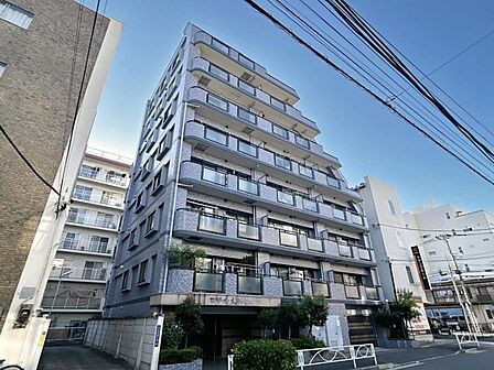 【外観】端正なフォルムが印象に残る建物デザイン。
