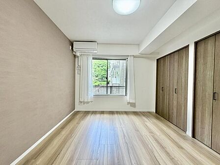 【洋室:8.8帖】寝室としても使いやすい洋室です。