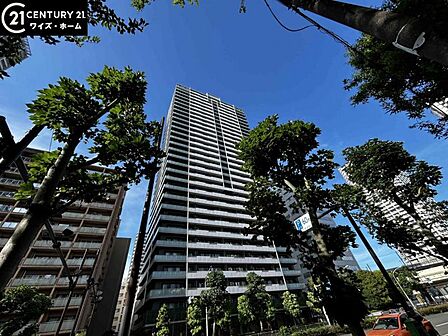 【外観】都心にそびえる洗練のタワー。街の景色を一望できる、圧倒的な開放感があります。