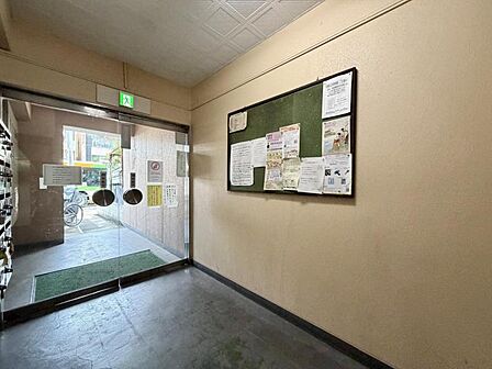 【エントランス】建物の印象を高める洗練された佇まい。