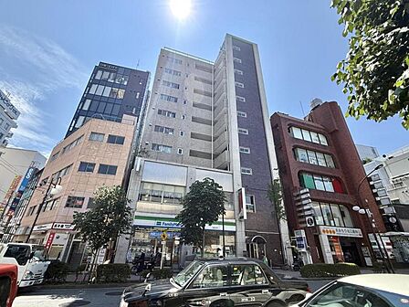 【外観】端正なフォルムが印象に残る建物デザイン。